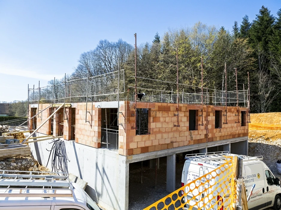 Chantier de construction d'une maison individuelle en phase de gros œuvre