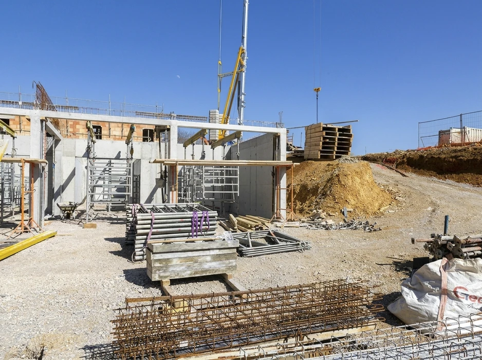 Chantier de construction en extérieur, ciel bleu dégagé