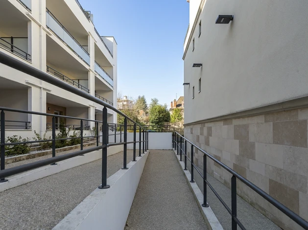 Chantier de construction d'immeuble résidentiel avec échafaudage métallique tubulaire sur façade