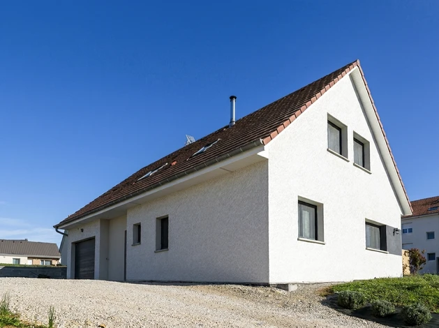 Chantier de construction en phase de fondations, en extérieur