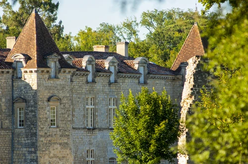 Façade principale d'un château français de style néoclassique avec pavillon central à fronton triangulaire