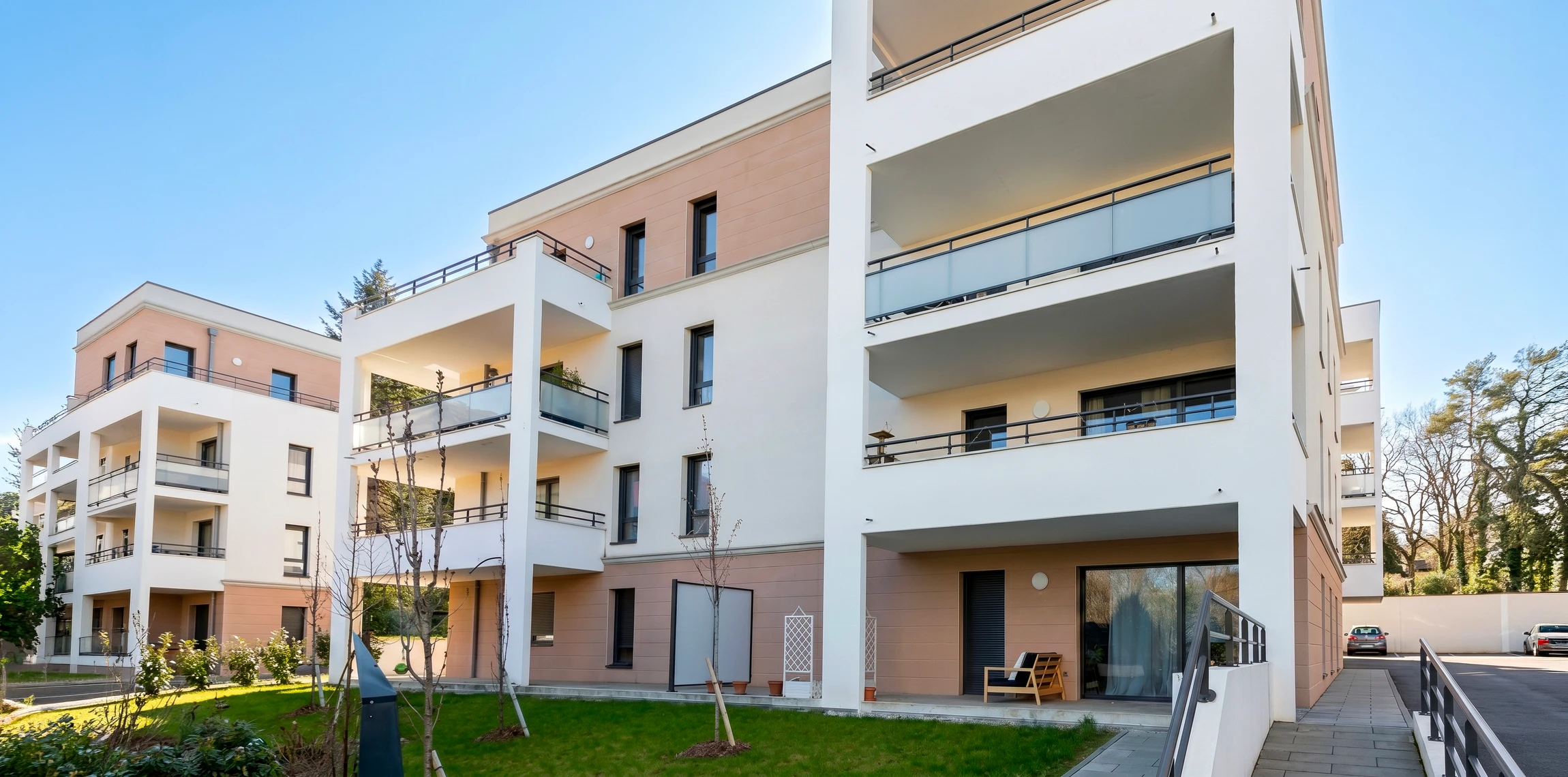 Chantier de construction extérieur avec plusieurs immeubles résidentiels en béton en cours d'édification