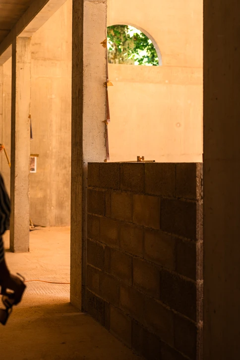Chantier de construction en phase de fondations, en extérieur