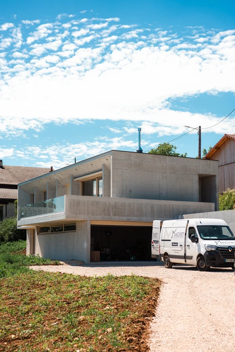 Chantier de construction en phase de fondations, en extérieur