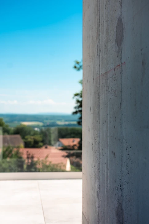 Chantier de construction en phase de fondations, en extérieur
