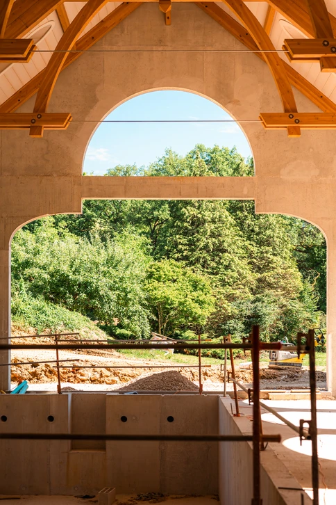Chantier de construction en phase de fondations, en extérieur