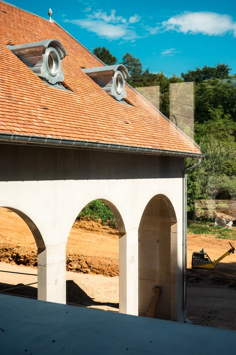 Chantier de construction en phase de fondations, en extérieur