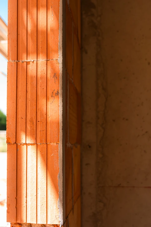 Chantier de construction en phase de fondations, en extérieur