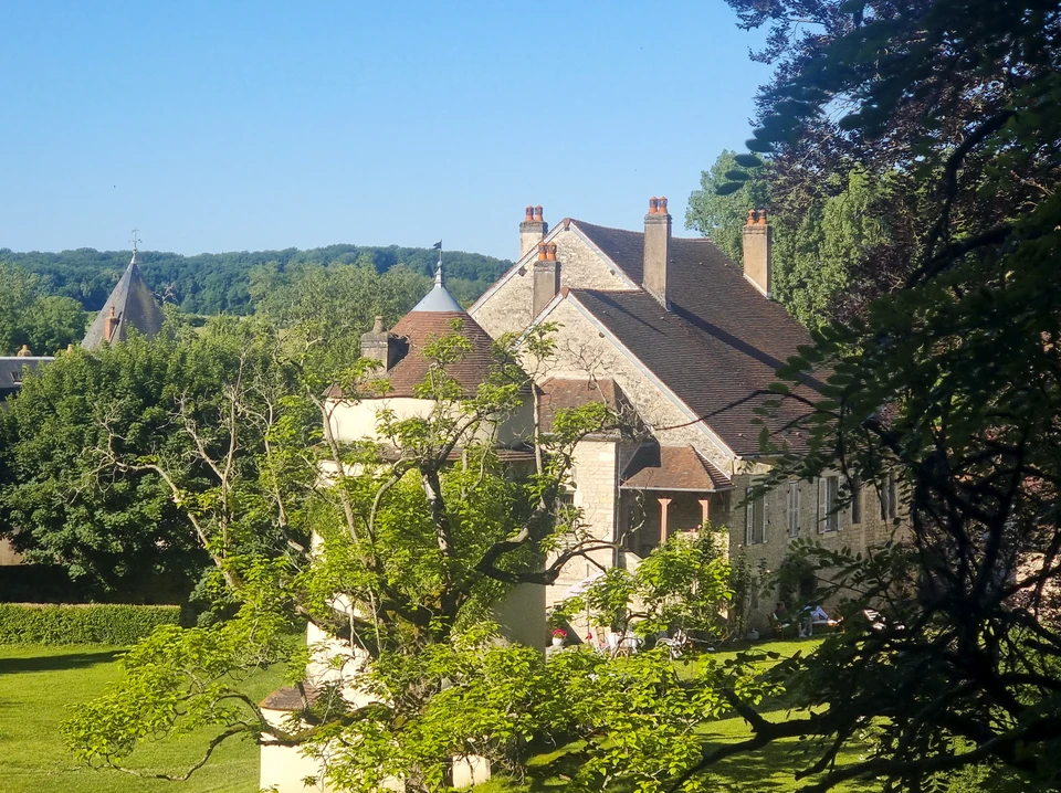 Façade principale d'un château français de style néoclassique avec pavillon central à fronton triangulaire