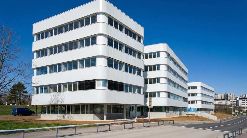 Chantier de construction en extérieur, vue en couloir entre des panneaux préfabriqués en béton