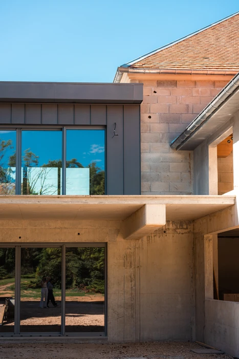 Chantier de construction en phase de fondations, en extérieur